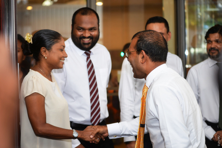 15 ނޮވެންބަރު 2018 : ކޯލިޝަންގެ ލީޑަރުން ހޮޓަލް ޖެންގައި ބައްދަލު ކުރެއްވުމައް ފަހު މީޑިއާއަށް މައުލޫމާތު ދެއްވުމުގެ ތެރެއިން -- ސަން ފޮޓޯ : އަޙުމަދު އަވްޝަން އިލްޔާސް 