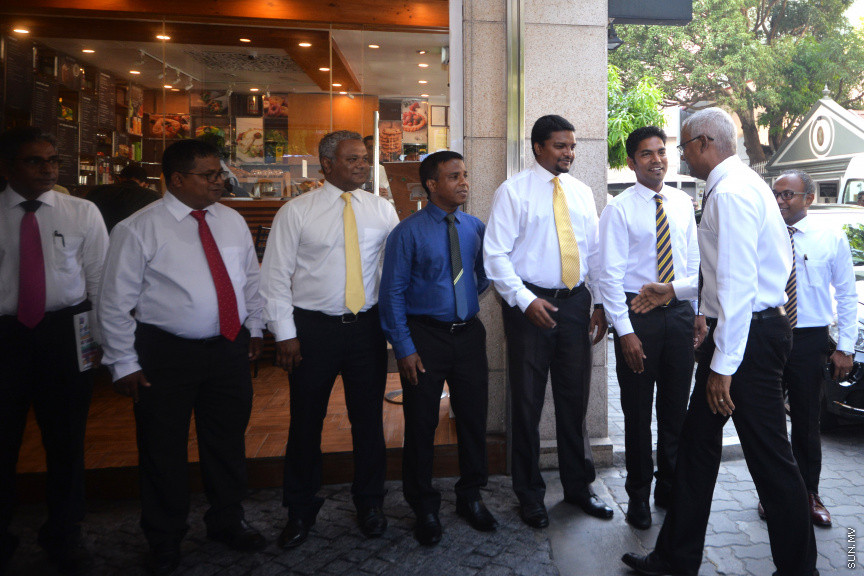 15 ނޮވެންބަރު 2018 : ކޯލިޝަންގެ ލީޑަރުން ހޮޓަލް ޖެންގައި ބައްދަލު ކުރެއްވުމައް ފަހު މީޑިއާއަށް މައުލޫމާތު ދެއްވުމުގެ ތެރެއިން -- ސަން ފޮޓޯ : އަޙުމަދު އަވްޝަން އިލްޔާސް 