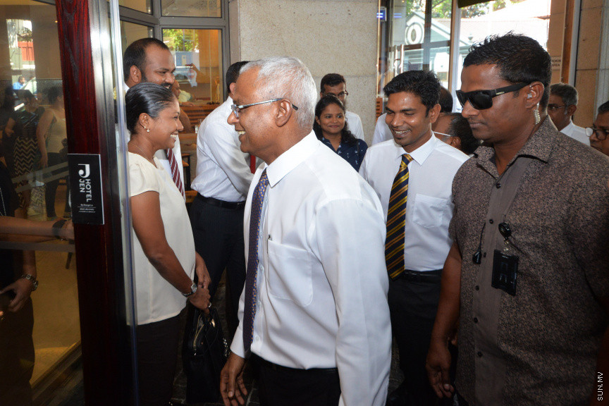 15 ނޮވެންބަރު 2018 : ކޯލިޝަންގެ ލީޑަރުން ހޮޓަލް ޖެންގައި ބައްދަލު ކުރެއްވުމައް ފަހު މީޑިއާއަށް މައުލޫމާތު ދެއްވުމުގެ ތެރެއިން -- ސަން ފޮޓޯ : އަޙުމަދު އަވްޝަން އިލްޔާސް 