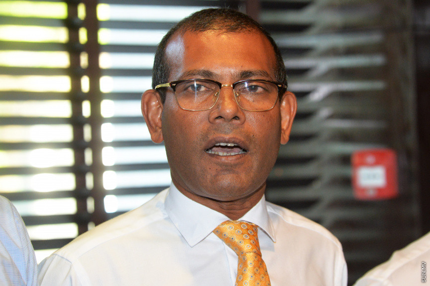 15 ނޮވެންބަރު 2018 : ކޯލިޝަންގެ ލީޑަރުން ހޮޓަލް ޖެންގައި ބައްދަލު ކުރެއްވުމައް ފަހު މީޑިއާއަށް މައުލޫމާތު ދެއްވުމުގެ ތެރެއިން -- ސަން ފޮޓޯ : އަޙުމަދު އަވްޝަން އިލްޔާސް 