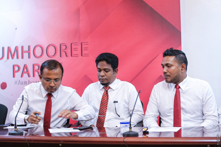 ނޮވެމްބަރ 15، 2018: ރައްޔިތުންގެ މަޖިލީހުގެ އިސްދޫ ދާއިރާގެ މެމްބަރު އަހުމަދު ރަޝީދު އިބްރާހީމާއި ބިލެއްދޫ ދާއިރާގެ މެމްބަރު އަހުމަދު މުބީން ޖުމްހޫރީ ޕާޓީއަށް ސޮއިކުރެއްވުމަށް ކުނޫޒްގައި ބޭއްވި ހަފްލާގެ ތެރެއިން -- ސަން ފޮޓޯ/ ފަޔާޒު މޫސާ