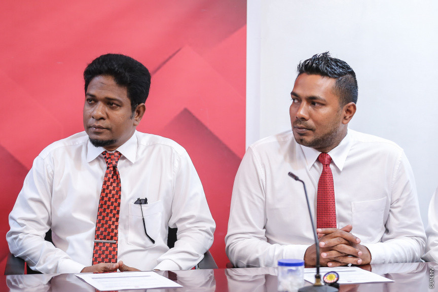 ނޮވެމްބަރ 15، 2018: ރައްޔިތުންގެ މަޖިލީހުގެ އިސްދޫ ދާއިރާގެ މެމްބަރު އަހުމަދު ރަޝީދު އިބްރާހީމާއި ބިލެއްދޫ ދާއިރާގެ މެމްބަރު އަހުމަދު މުބީން ޖުމްހޫރީ ޕާޓީއަށް ސޮއިކުރެއްވުމަށް ކުނޫޒްގައި ބޭއްވި ހަފްލާގެ ތެރެއިން -- ސަން ފޮޓޯ/ ފަޔާޒު މޫސާ