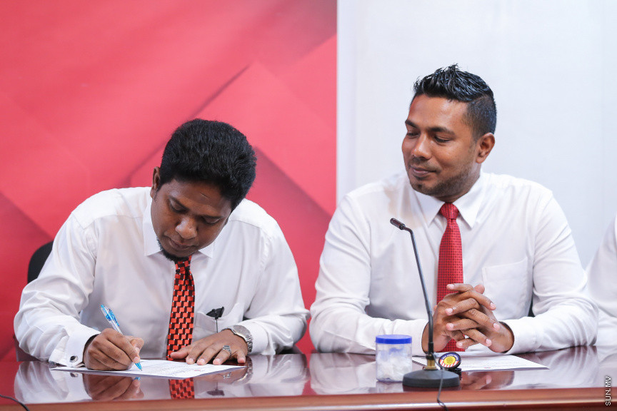 ނޮވެމްބަރ 15، 2018: ރައްޔިތުންގެ މަޖިލީހުގެ އިސްދޫ ދާއިރާގެ މެމްބަރު އަހުމަދު ރަޝީދު އިބްރާހީމާއި ބިލެއްދޫ ދާއިރާގެ މެމްބަރު އަހުމަދު މުބީން ޖުމްހޫރީ ޕާޓީއަށް ސޮއިކުރެއްވުމަށް ކުނޫޒްގައި ބޭއްވި ހަފްލާގެ ތެރެއިން -- ސަން ފޮޓޯ/ ފަޔާޒު މޫސާ