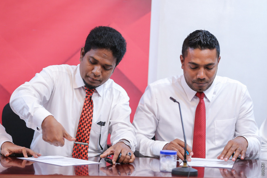 ނޮވެމްބަރ 15، 2018: ރައްޔިތުންގެ މަޖިލީހުގެ އިސްދޫ ދާއިރާގެ މެމްބަރު އަހުމަދު ރަޝީދު އިބްރާހީމާއި ބިލެއްދޫ ދާއިރާގެ މެމްބަރު އަހުމަދު މުބީން ޖުމްހޫރީ ޕާޓީއަށް ސޮއިކުރެއްވުމަށް ކުނޫޒްގައި ބޭއްވި ހަފްލާގެ ތެރެއިން -- ސަން ފޮޓޯ/ ފަޔާޒު މޫސާ