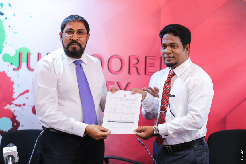 ނޮވެމްބަރ 15، 2018: ރައްޔިތުންގެ މަޖިލީހުގެ އިސްދޫ ދާއިރާގެ މެމްބަރު އަހުމަދު ރަޝީދު އިބްރާހީމާއި ބިލެއްދޫ ދާއިރާގެ މެމްބަރު އަހުމަދު މުބީން ޖުމްހޫރީ ޕާޓީއަށް ސޮއިކުރެއްވުމަށް ކުނޫޒްގައި ބޭއްވި ހަފްލާގެ ތެރެއިން -- ސަން ފޮޓޯ/ ފަޔާޒު މޫސާ