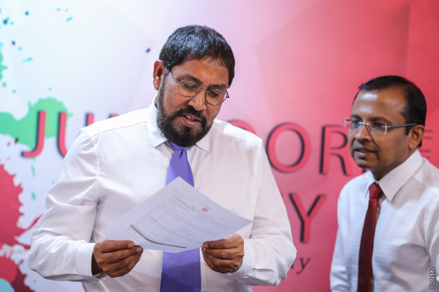 ނޮވެމްބަރ 15، 2018: ރައްޔިތުންގެ މަޖިލީހުގެ އިސްދޫ ދާއިރާގެ މެމްބަރު އަހުމަދު ރަޝީދު އިބްރާހީމާއި ބިލެއްދޫ ދާއިރާގެ މެމްބަރު އަހުމަދު މުބީން ޖުމްހޫރީ ޕާޓީއަށް ސޮއިކުރެއްވުމަށް ކުނޫޒްގައި ބޭއްވި ހަފްލާގެ ތެރެއިން -- ސަން ފޮޓޯ/ ފަޔާޒު މޫސާ