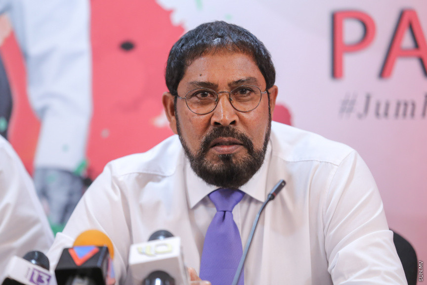 ނޮވެމްބަރ 15، 2018: ރައްޔިތުންގެ މަޖިލީހުގެ އިސްދޫ ދާއިރާގެ މެމްބަރު އަހުމަދު ރަޝީދު އިބްރާހީމާއި ބިލެއްދޫ ދާއިރާގެ މެމްބަރު އަހުމަދު މުބީން ޖުމްހޫރީ ޕާޓީއަށް ސޮއިކުރެއްވުމަށް ކުނޫޒްގައި ބޭއްވި ހަފްލާގެ ތެރެއިން -- ސަން ފޮޓޯ/ ފަޔާޒު މޫސާ