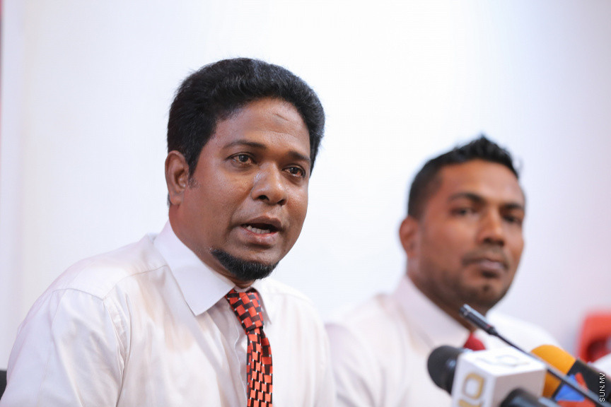 ނޮވެމްބަރ 15، 2018: ރައްޔިތުންގެ މަޖިލީހުގެ އިސްދޫ ދާއިރާގެ މެމްބަރު އަހުމަދު ރަޝީދު އިބްރާހީމާއި ބިލެއްދޫ ދާއިރާގެ މެމްބަރު އަހުމަދު މުބީން ޖުމްހޫރީ ޕާޓީއަށް ސޮއިކުރެއްވުމަށް ކުނޫޒްގައި ބޭއްވި ހަފްލާގެ ތެރެއިން -- ސަން ފޮޓޯ/ ފަޔާޒު މޫސާ