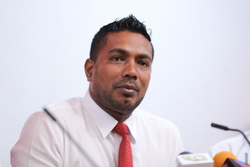 ނޮވެމްބަރ 15، 2018: ރައްޔިތުންގެ މަޖިލީހުގެ އިސްދޫ ދާއިރާގެ މެމްބަރު އަހުމަދު ރަޝީދު އިބްރާހީމާއި ބިލެއްދޫ ދާއިރާގެ މެމްބަރު އަހުމަދު މުބީން ޖުމްހޫރީ ޕާޓީއަށް ސޮއިކުރެއްވުމަށް ކުނޫޒްގައި ބޭއްވި ހަފްލާގެ ތެރެއިން -- ސަން ފޮޓޯ/ ފަޔާޒު މޫސާ