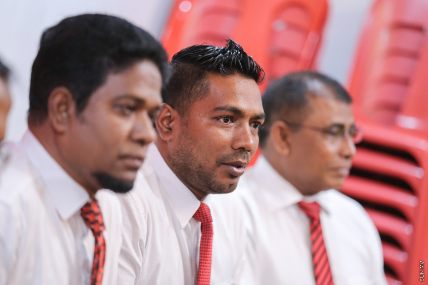 ނޮވެމްބަރ 15، 2018: ރައްޔިތުންގެ މަޖިލީހުގެ އިސްދޫ ދާއިރާގެ މެމްބަރު އަހުމަދު ރަޝީދު އިބްރާހީމާއި ބިލެއްދޫ ދާއިރާގެ މެމްބަރު އަހުމަދު މުބީން ޖުމްހޫރީ ޕާޓީއަށް ސޮއިކުރެއްވުމަށް ކުނޫޒްގައި ބޭއްވި ހަފްލާގެ ތެރެއިން -- ސަން ފޮޓޯ/ ފަޔާޒު މޫސާ