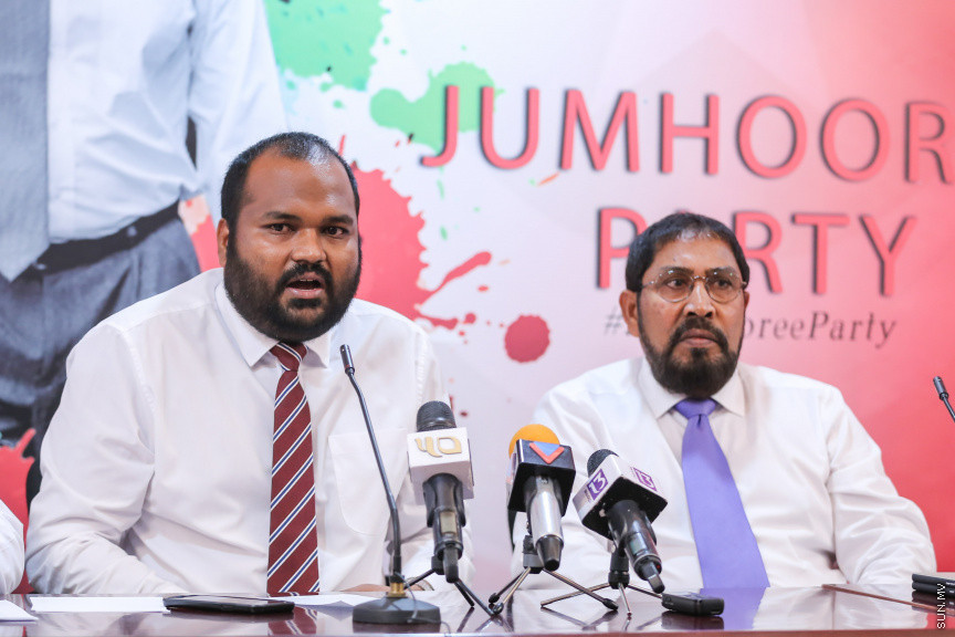 ނޮވެމްބަރ 15، 2018: ރައްޔިތުންގެ މަޖިލީހުގެ އިސްދޫ ދާއިރާގެ މެމްބަރު އަހުމަދު ރަޝީދު އިބްރާހީމާއި ބިލެއްދޫ ދާއިރާގެ މެމްބަރު އަހުމަދު މުބީން ޖުމްހޫރީ ޕާޓީއަށް ސޮއިކުރެއްވުމަށް ކުނޫޒްގައި ބޭއްވި ހަފްލާގެ ތެރެއިން -- ސަން ފޮޓޯ/ ފަޔާޒު މޫސާ