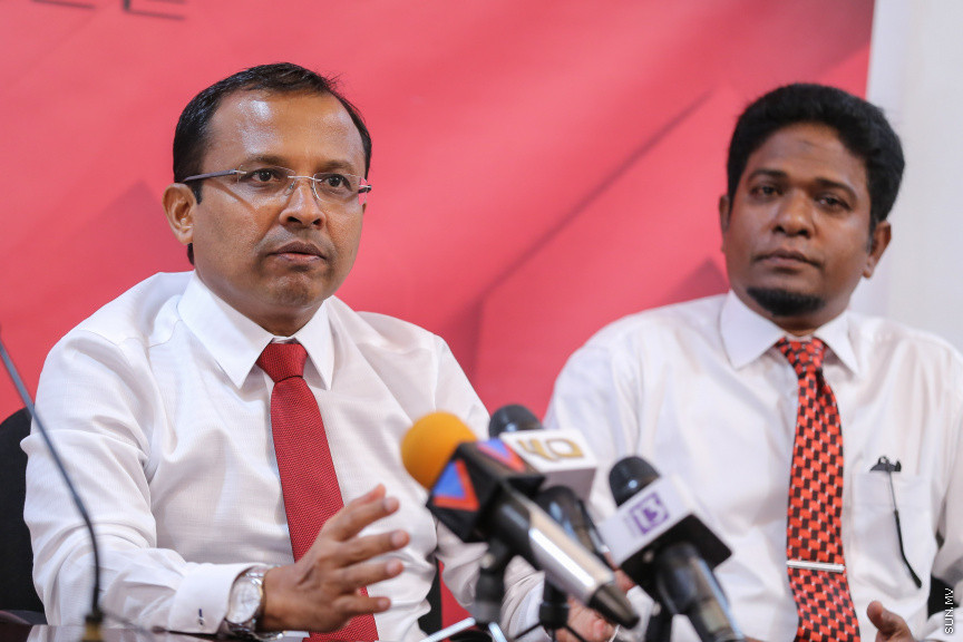 ނޮވެމްބަރ 15، 2018: ރައްޔިތުންގެ މަޖިލީހުގެ އިސްދޫ ދާއިރާގެ މެމްބަރު އަހުމަދު ރަޝީދު އިބްރާހީމާއި ބިލެއްދޫ ދާއިރާގެ މެމްބަރު އަހުމަދު މުބީން ޖުމްހޫރީ ޕާޓީއަށް ސޮއިކުރެއްވުމަށް ކުނޫޒްގައި ބޭއްވި ހަފްލާގެ ތެރެއިން -- ސަން ފޮޓޯ/ ފަޔާޒު މޫސާ