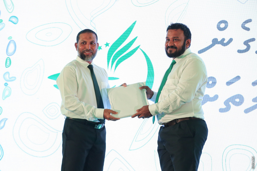 ނޮވެމްބަރ 15، 2018: ދިގު މެދުކެނޑުމަކަށް ފަހު އަދާލަތު ޕާޓީގެ ސިޔާސީ ހަރަކާތްތައް ފެށުން: އަދާލަތު ޕާޓީގެ އާންމު މެމްބަރުނާއި ބައްދަލުކުރުމަށް ދަރުބާރުގޭގައި ބޭއްވި ހާއްސަ ހަރަކާތުގެ ތެރެއިން -- ސަން ފޮޓޯ/ ފަޔާޒު މޫސާ