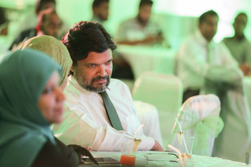 ނޮވެމްބަރ 15، 2018: ދިގު މެދުކެނޑުމަކަށް ފަހު އަދާލަތު ޕާޓީގެ ސިޔާސީ ހަރަކާތްތައް ފެށުން: އަދާލަތު ޕާޓީގެ އާންމު މެމްބަރުނާއި ބައްދަލުކުރުމަށް ދަރުބާރުގޭގައި ބޭއްވި ހާއްސަ ހަރަކާތުގެ ތެރެއިން -- ސަން ފޮޓޯ/ ފަޔާޒު މޫސާ