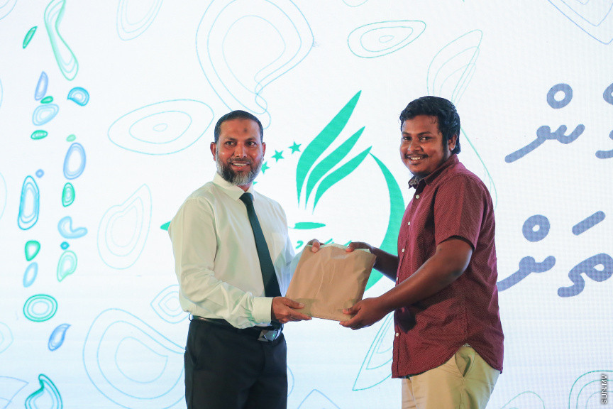ނޮވެމްބަރ 15، 2018: ދިގު މެދުކެނޑުމަކަށް ފަހު އަދާލަތު ޕާޓީގެ ސިޔާސީ ހަރަކާތްތައް ފެށުން: އަދާލަތު ޕާޓީގެ އާންމު މެމްބަރުނާއި ބައްދަލުކުރުމަށް ދަރުބާރުގޭގައި ބޭއްވި ހާއްސަ ހަރަކާތުގެ ތެރެއިން -- ސަން ފޮޓޯ/ ފަޔާޒު މޫސާ