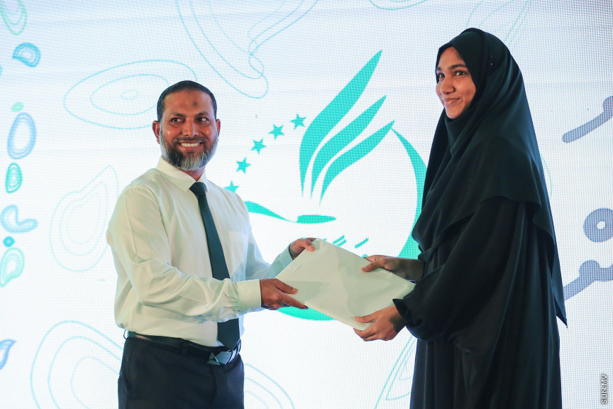 ނޮވެމްބަރ 15، 2018: ދިގު މެދުކެނޑުމަކަށް ފަހު އަދާލަތު ޕާޓީގެ ސިޔާސީ ހަރަކާތްތައް ފެށުން: އަދާލަތު ޕާޓީގެ އާންމު މެމްބަރުނާއި ބައްދަލުކުރުމަށް ދަރުބާރުގޭގައި ބޭއްވި ހާއްސަ ހަރަކާތުގެ ތެރެއިން -- ސަން ފޮޓޯ/ ފަޔާޒު މޫސާ