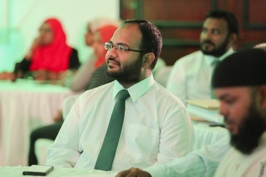 ނޮވެމްބަރ 15، 2018: ދިގު މެދުކެނޑުމަކަށް ފަހު އަދާލަތު ޕާޓީގެ ސިޔާސީ ހަރަކާތްތައް ފެށުން: އަދާލަތު ޕާޓީގެ އާންމު މެމްބަރުނާއި ބައްދަލުކުރުމަށް ދަރުބާރުގޭގައި ބޭއްވި ހާއްސަ ހަރަކާތުގެ ތެރެއިން -- ސަން ފޮޓޯ/ ފަޔާޒު މޫސާ