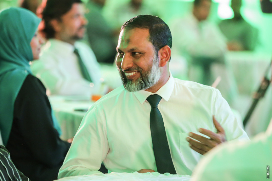 ނޮވެމްބަރ 15، 2018: ދިގު މެދުކެނޑުމަކަށް ފަހު އަދާލަތު ޕާޓީގެ ސިޔާސީ ހަރަކާތްތައް ފެށުން: އަދާލަތު ޕާޓީގެ އާންމު މެމްބަރުނާއި ބައްދަލުކުރުމަށް ދަރުބާރުގޭގައި ބޭއްވި ހާއްސަ ހަރަކާތުގެ ތެރެއިން -- ސަން ފޮޓޯ/ ފަޔާޒު މޫސާ