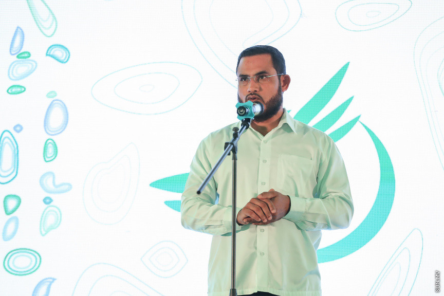 ނޮވެމްބަރ 15، 2018: ދިގު މެދުކެނޑުމަކަށް ފަހު އަދާލަތު ޕާޓީގެ ސިޔާސީ ހަރަކާތްތައް ފެށުން: އަދާލަތު ޕާޓީގެ އާންމު މެމްބަރުނާއި ބައްދަލުކުރުމަށް ދަރުބާރުގޭގައި ބޭއްވި ހާއްސަ ހަރަކާތުގެ ތެރެއިން -- ސަން ފޮޓޯ/ ފަޔާޒު މޫސާ