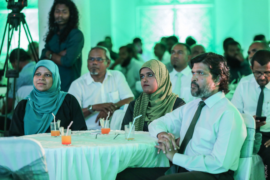 ނޮވެމްބަރ 15، 2018: ދިގު މެދުކެނޑުމަކަށް ފަހު އަދާލަތު ޕާޓީގެ ސިޔާސީ ހަރަކާތްތައް ފެށުން: އަދާލަތު ޕާޓީގެ އާންމު މެމްބަރުނާއި ބައްދަލުކުރުމަށް ދަރުބާރުގޭގައި ބޭއްވި ހާއްސަ ހަރަކާތުގެ ތެރެއިން -- ސަން ފޮޓޯ/ ފަޔާޒު މޫސާ