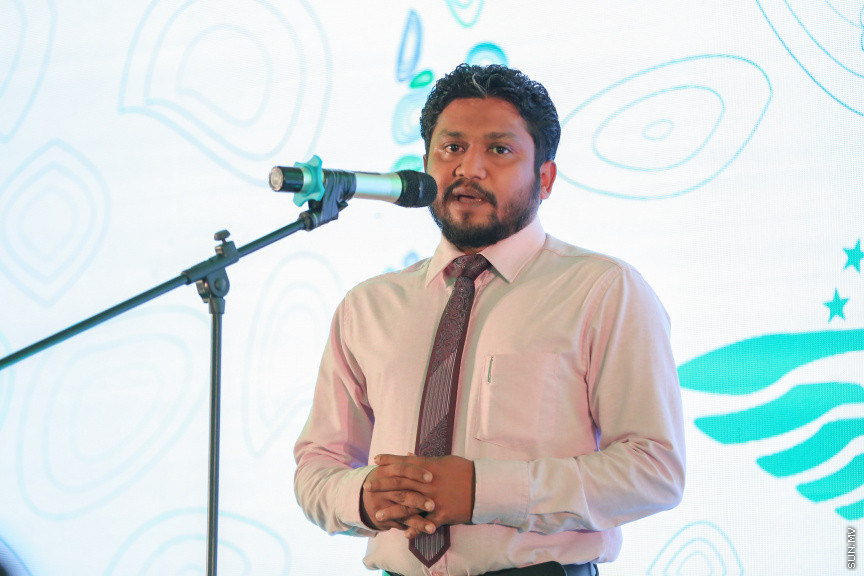 ނޮވެމްބަރ 15، 2018: ދިގު މެދުކެނޑުމަކަށް ފަހު އަދާލަތު ޕާޓީގެ ސިޔާސީ ހަރަކާތްތައް ފެށުން: އަދާލަތު ޕާޓީގެ އާންމު މެމްބަރުނާއި ބައްދަލުކުރުމަށް ދަރުބާރުގޭގައި ބޭއްވި ހާއްސަ ހަރަކާތުގެ ތެރެއިން -- ސަން ފޮޓޯ/ ފަޔާޒު މޫސާ