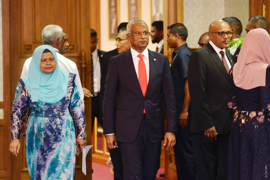 ނޮވެމްބަރ 17، 2018: ރައީސް އިބްރާޙިމް މުހައްމަދު ސޯލިހުގެ ސަރުކާރުގެ ކެބިނެޓް ހުވާކުރުމާއި ރައީސް އޮފީހުގެ ބައެއް މަގާމުތަކަށް ބޭފުޅުން އައްޔަނުކުރުމަށް ރައީސް އޮފީހުގައި ބޭއްވި ރަސްމިއްޔާތު -- ސަން ފޮޓޯ/ އަޙްމަދު އަވްޝަން އިލް