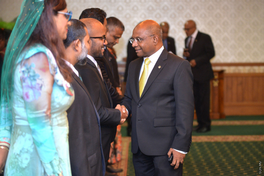ނޮވެމްބަރ 17، 2018: ރައީސް އިބްރާޙިމް މުހައްމަދު ސޯލިހުގެ ސަރުކާރުގެ ކެބިނެޓް ހުވާކުރުމާއި ރައީސް އޮފީހުގެ ބައެއް މަގާމުތަކަށް ބޭފުޅުން އައްޔަނުކުރުމަށް ރައީސް އޮފީހުގައި ބޭއްވި ރަސްމިއްޔާތު -- ސަން ފޮޓޯ/ އަޙްމަދު އަވްޝަން އިލްޔާސް