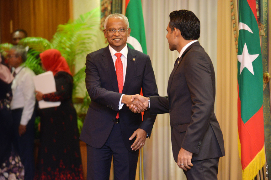 ނޮވެމްބަރ 17، 2018: ރައީސް އިބްރާޙިމް މުހައްމަދު ސޯލިހުގެ ސަރުކާރުގެ ކެބިނެޓް ހުވާކުރުމާއި ރައީސް އޮފީހުގެ ބައެއް މަގާމުތަކަށް ބޭފުޅުން އައްޔަނުކުރުމަށް ރައީސް އޮފީހުގައި ބޭއްވި ރަސްމިއްޔާތު -- ސަން ފޮޓޯ/ އަޙްމަދު އަވްޝަން އިލްޔާސް