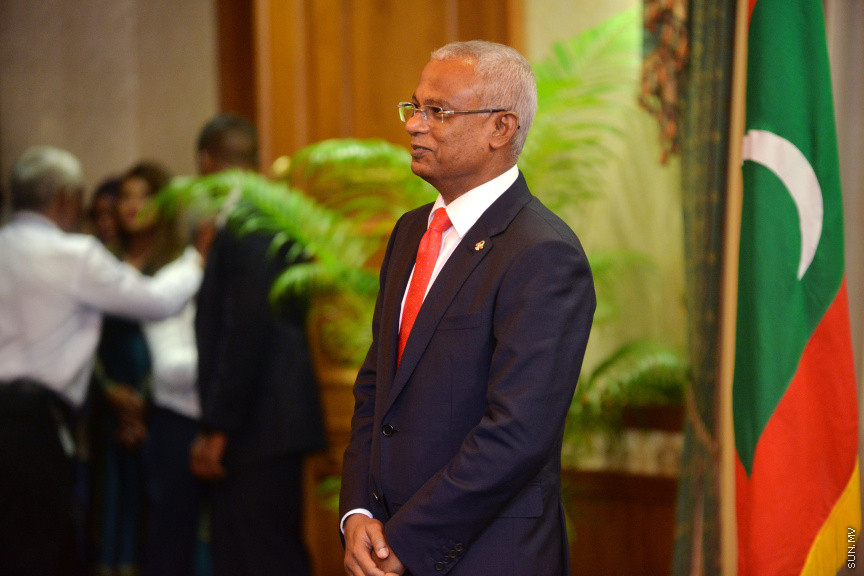 ނޮވެމްބަރ 17، 2018: ރައީސް އިބްރާޙިމް މުހައްމަދު ސޯލިހުގެ ސަރުކާރުގެ ކެބިނެޓް ހުވާކުރުމާއި ރައީސް އޮފީހުގެ ބައެއް މަގާމުތަކަށް ބޭފުޅުން އައްޔަނުކުރުމަށް ރައީސް އޮފީހުގައި ބޭއްވި ރަސްމިއްޔާތު -- ސަން ފޮޓޯ/ އަޙްމަދު އަވްޝަން އިލްޔާސް