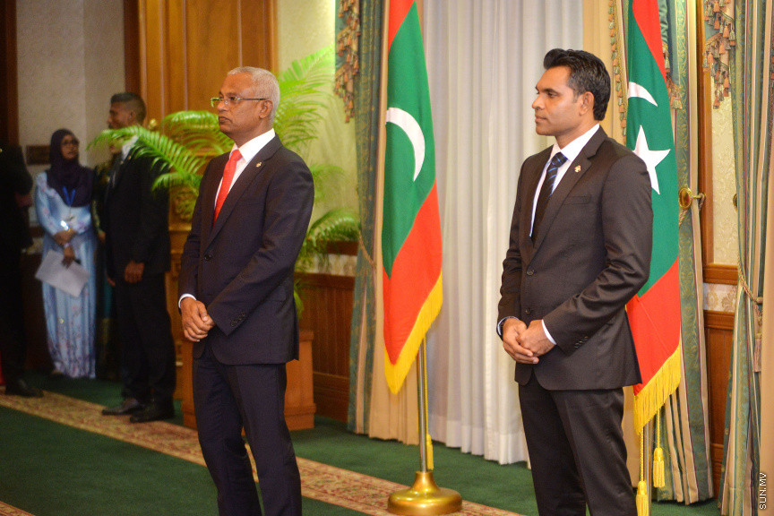 ނޮވެމްބަރ 17، 2018: ރައީސް އިބްރާޙިމް މުހައްމަދު ސޯލިހުގެ ސަރުކާރުގެ ކެބިނެޓް ހުވާކުރުމާއި ރައީސް އޮފީހުގެ ބައެއް މަގާމުތަކަށް ބޭފުޅުން އައްޔަނުކުރުމަށް ރައީސް އޮފީހުގައި ބޭއްވި ރަސްމިއްޔާތު -- ސަން ފޮޓޯ/ އަޙްމަދު އަވްޝަން އިލްޔާސް