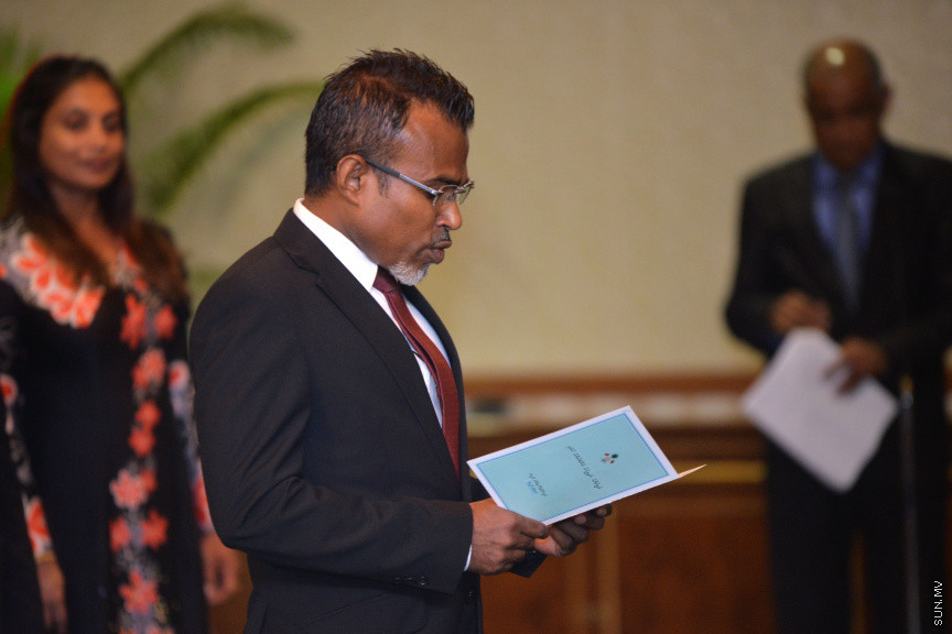 ނޮވެމްބަރ 17، 2018: ރައީސް އިބްރާޙިމް މުހައްމަދު ސޯލިހުގެ ސަރުކާރުގެ ކެބިނެޓް ހުވާކުރުމާއި ރައީސް އޮފީހުގެ ބައެއް މަގާމުތަކަށް ބޭފުޅުން އައްޔަނުކުރުމަށް ރައީސް އޮފީހުގައި ބޭއްވި ރަސްމިއްޔާތު -- ސަން ފޮޓޯ/ އަޙްމަދު އަވްޝަން އިލްޔާސް