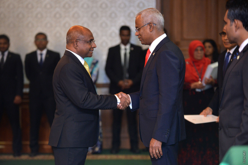 ނޮވެމްބަރ 17، 2018: ރައީސް އިބްރާޙިމް މުހައްމަދު ސޯލިހުގެ ސަރުކާރުގެ ކެބިނެޓް ހުވާކުރުމާއި ރައީސް އޮފީހުގެ ބައެއް މަގާމުތަކަށް ބޭފުޅުން އައްޔަނުކުރުމަށް ރައީސް އޮފީހުގައި ބޭއްވި ރަސްމިއްޔާތު -- ސަން ފޮޓޯ/ އަޙްމަދު އަވްޝަން އިލްޔާސް