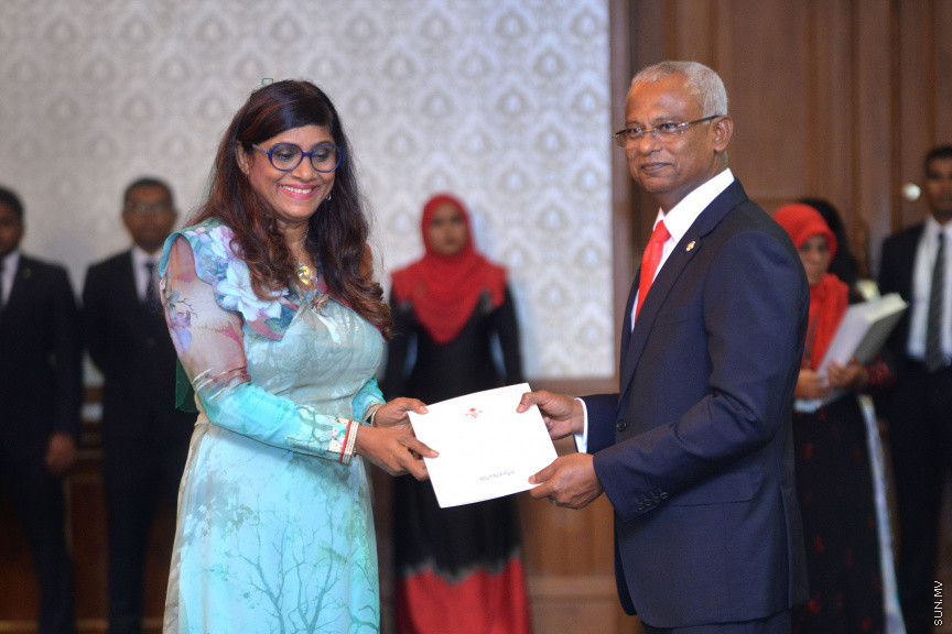 ނޮވެމްބަރ 17، 2018: ރައީސް އިބްރާޙިމް މުހައްމަދު ސޯލިހުގެ ސަރުކާރުގެ ކެބިނެޓް ހުވާކުރުމާއި ރައީސް އޮފީހުގެ ބައެއް މަގާމުތަކަށް ބޭފުޅުން އައްޔަނުކުރުމަށް ރައީސް އޮފީހުގައި ބޭއްވި ރަސްމިއްޔާތު -- ސަން ފޮޓޯ/ އަޙްމަދު އަވްޝަން އިލްޔާސް