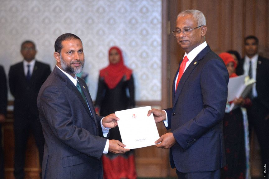 ނޮވެމްބަރ 17، 2018: ރައީސް އިބްރާޙިމް މުހައްމަދު ސޯލިހުގެ ސަރުކާރުގެ ކެބިނެޓް ހުވާކުރުމާއި ރައީސް އޮފީހުގެ ބައެއް މަގާމުތަކަށް ބޭފުޅުން އައްޔަނުކުރުމަށް ރައީސް އޮފީހުގައި ބޭއްވި ރަސްމިއްޔާތު -- ސަން ފޮޓޯ/ އަޙްމަދު އަވްޝަން އިލްޔާސް