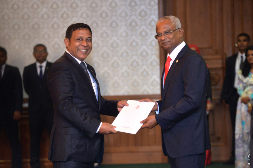 ނޮވެމްބަރ 17، 2018: ރައީސް އިބްރާޙިމް މުހައްމަދު ސޯލިހުގެ ސަރުކާރުގެ ކެބިނެޓް ހުވާކުރުމާއި ރައީސް އޮފީހުގެ ބައެއް މަގާމުތަކަށް ބޭފުޅުން އައްޔަނުކުރުމަށް ރައީސް އޮފީހުގައި ބޭއްވި ރަސްމިއްޔާތު -- ސަން ފޮޓޯ/ އަޙްމަދު އަވްޝަން އިލްޔާސް