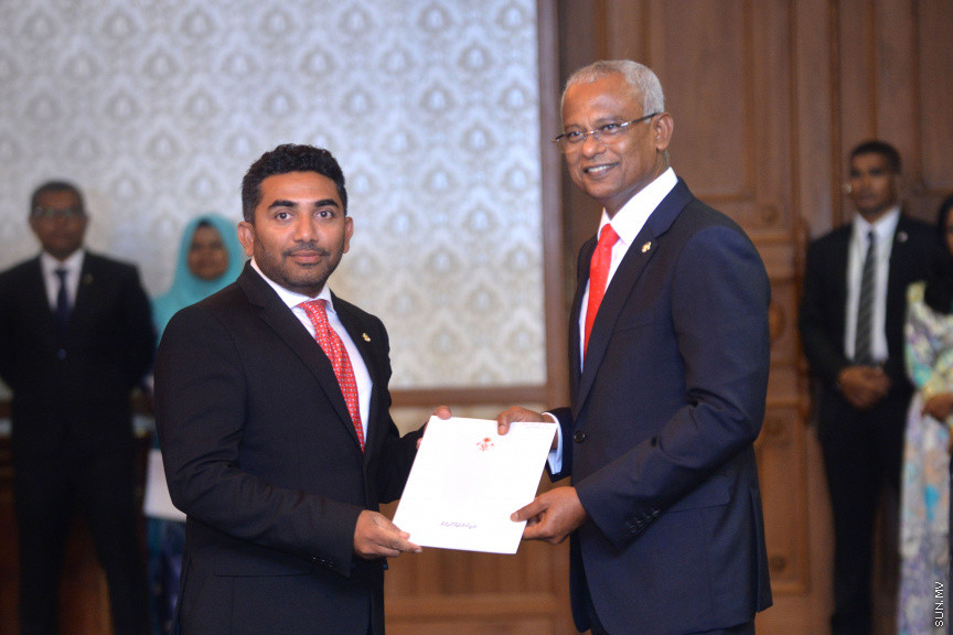ނޮވެމްބަރ 17، 2018: ރައީސް އިބްރާޙިމް މުހައްމަދު ސޯލިހުގެ ސަރުކާރުގެ ކެބިނެޓް ހުވާކުރުމާއި ރައީސް އޮފީހުގެ ބައެއް މަގާމުތަކަށް ބޭފުޅުން އައްޔަނުކުރުމަށް ރައީސް އޮފީހުގައި ބޭއްވި ރަސްމިއްޔާތު -- ސަން ފޮޓޯ/ އަޙްމަދު އަވްޝަން އިލްޔާސް