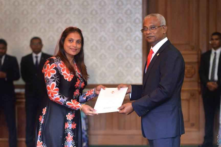 ނޮވެމްބަރ 17، 2018: ރައީސް އިބްރާޙިމް މުހައްމަދު ސޯލިހުގެ ސަރުކާރުގެ ކެބިނެޓް ހުވާކުރުމާއި ރައީސް އޮފީހުގެ ބައެއް މަގާމުތަކަށް ބޭފުޅުން އައްޔަނުކުރުމަށް ރައީސް އޮފީހުގައި ބޭއްވި ރަސްމިއްޔާތު -- ސަން ފޮޓޯ/ އަޙްމަދު އަވްޝަން އިލްޔާސް