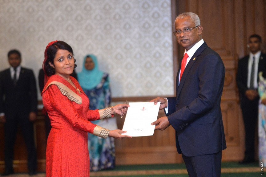 ނޮވެމްބަރ 17، 2018: ރައީސް އިބްރާޙިމް މުހައްމަދު ސޯލިހުގެ ސަރުކާރުގެ ކެބިނެޓް ހުވާކުރުމާއި ރައީސް އޮފީހުގެ ބައެއް މަގާމުތަކަށް ބޭފުޅުން އައްޔަނުކުރުމަށް ރައީސް އޮފީހުގައި ބޭއްވި ރަސްމިއްޔާތު -- ސަން ފޮޓޯ/ އަޙްމަދު އަވްޝަން އިލްޔާސް