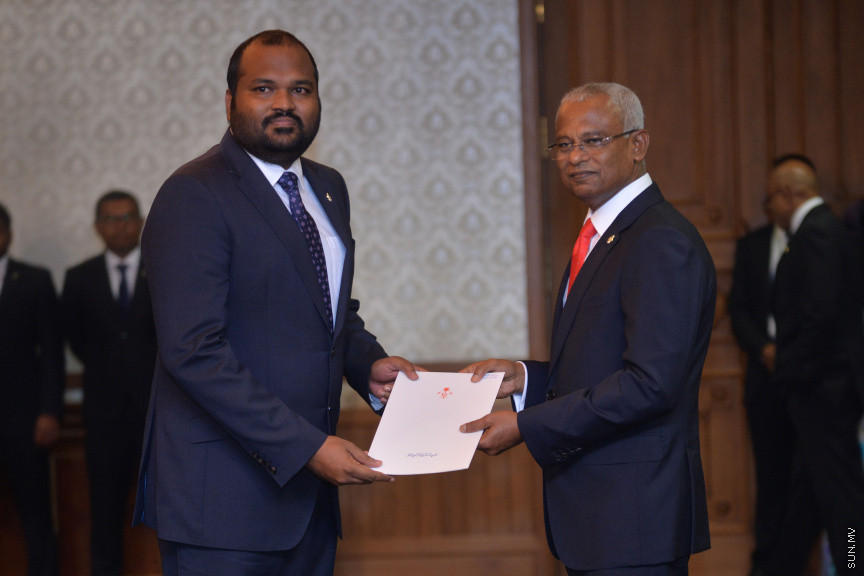 ނޮވެމްބަރ 17، 2018: ރައީސް އިބްރާޙިމް މުހައްމަދު ސޯލިހުގެ ސަރުކާރުގެ ކެބިނެޓް ހުވާކުރުމާއި ރައީސް އޮފީހުގެ ބައެއް މަގާމުތަކަށް ބޭފުޅުން އައްޔަނުކުރުމަށް ރައީސް އޮފީހުގައި ބޭއްވި ރަސްމިއްޔާތު -- ސަން ފޮޓޯ/ އަޙްމަދު އަވްޝަން އިލްޔާސް