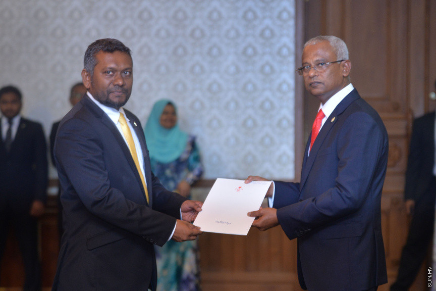 ނޮވެމްބަރ 17، 2018: ރައީސް އިބްރާޙިމް މުހައްމަދު ސޯލިހުގެ ސަރުކާރުގެ ކެބިނެޓް ހުވާކުރުމާއި ރައީސް އޮފީހުގެ ބައެއް މަގާމުތަކަށް ބޭފުޅުން އައްޔަނުކުރުމަށް ރައީސް އޮފީހުގައި ބޭއްވި ރަސްމިއްޔާތު -- ސަން ފޮޓޯ/ އަޙްމަދު އަވްޝަން އިލްޔާސް