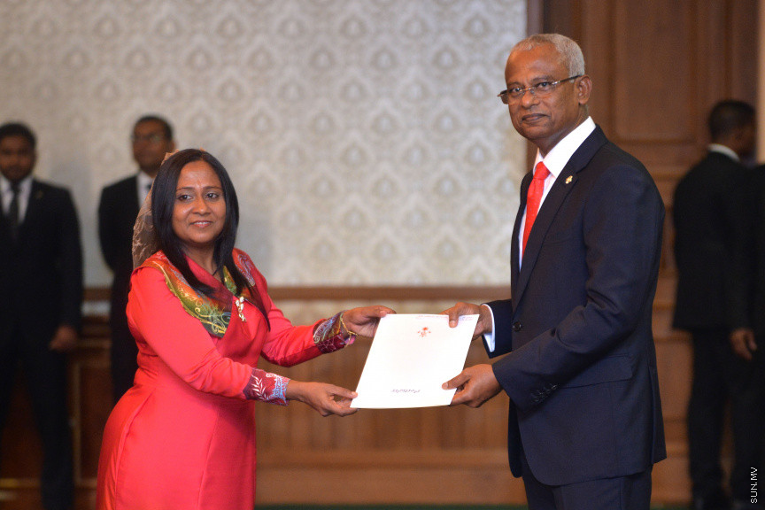 ނޮވެމްބަރ 17، 2018: ރައީސް އިބްރާޙިމް މުހައްމަދު ސޯލިހުގެ ސަރުކާރުގެ ކެބިނެޓް ހުވާކުރުމާއި ރައީސް އޮފީހުގެ ބައެއް މަގާމުތަކަށް ބޭފުޅުން އައްޔަނުކުރުމަށް ރައީސް އޮފީހުގައި ބޭއްވި ރަސްމިއްޔާތު -- ސަން ފޮޓޯ/ އަޙްމަދު އަވްޝަން އިލްޔާސް