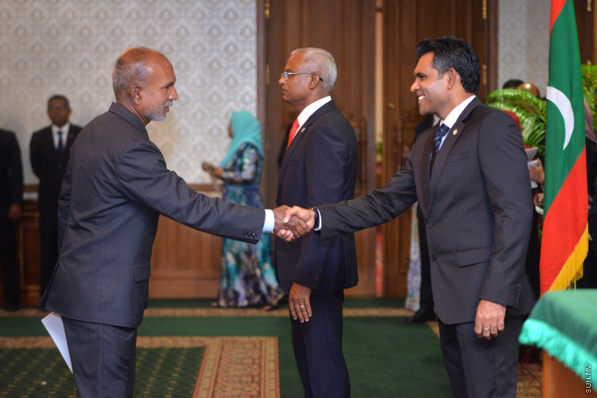 ނޮވެމްބަރ 17، 2018: ރައީސް އިބްރާޙިމް މުހައްމަދު ސޯލިހުގެ ސަރުކާރުގެ ކެބިނެޓް ހުވާކުރުމާއި ރައީސް އޮފީހުގެ ބައެއް މަގާމުތަކަށް ބޭފުޅުން އައްޔަނުކުރުމަށް ރައީސް އޮފީހުގައި ބޭއްވި ރަސްމިއްޔާތު -- ސަން ފޮޓޯ/ އަޙްމަދު އަވްޝަން އިލްޔާސް