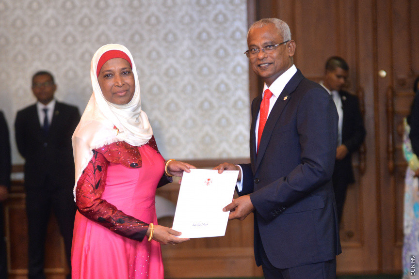 ނޮވެމްބަރ 17، 2018: ރައީސް އިބްރާޙިމް މުހައްމަދު ސޯލިހުގެ ސަރުކާރުގެ ކެބިނެޓް ހުވާކުރުމާއި ރައީސް އޮފީހުގެ ބައެއް މަގާމުތަކަށް ބޭފުޅުން އައްޔަނުކުރުމަށް ރައީސް އޮފީހުގައި ބޭއްވި ރަސްމިއްޔާތު -- ސަން ފޮޓޯ/ އަޙްމަދު އަވްޝަން އިލްޔާސް