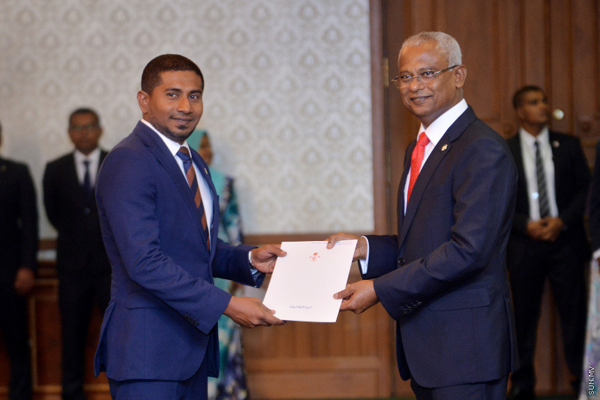 ނޮވެމްބަރ 17، 2018: ރައީސް އިބްރާޙިމް މުހައްމަދު ސޯލިހުގެ ސަރުކާރުގެ ކެބިނެޓް ހުވާކުރުމާއި ރައީސް އޮފީހުގެ ބައެއް މަގާމުތަކަށް ބޭފުޅުން އައްޔަނުކުރުމަށް ރައީސް އޮފީހުގައި ބޭއްވި ރަސްމިއްޔާތު -- ސަން ފޮޓޯ/ އަޙްމަދު އަވްޝަން އިލްޔާސް