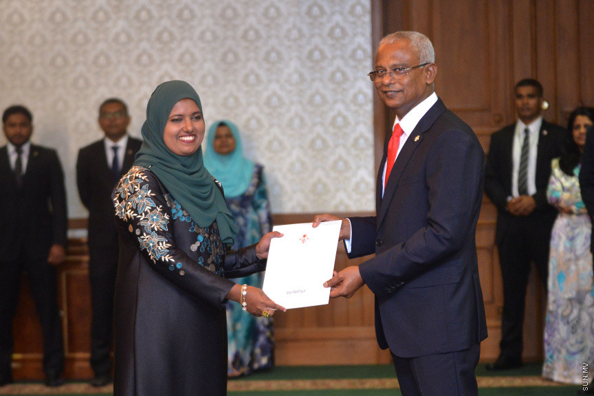 ނޮވެމްބަރ 17، 2018: ރައީސް އިބްރާޙިމް މުހައްމަދު ސޯލިހުގެ ސަރުކާރުގެ ކެބިނެޓް ހުވާކުރުމާއި ރައީސް އޮފީހުގެ ބައެއް މަގާމުތަކަށް ބޭފުޅުން އައްޔަނުކުރުމަށް ރައީސް އޮފީހުގައި ބޭއްވި ރަސްމިއްޔާތު -- ސަން ފޮޓޯ/ އަޙްމަދު އަވްޝަން އިލްޔާސް
