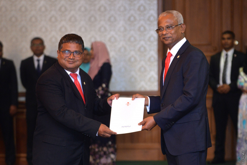ނޮވެމްބަރ 17، 2018: ރައީސް އިބްރާޙިމް މުހައްމަދު ސޯލިހުގެ ސަރުކާރުގެ ކެބިނެޓް ހުވާކުރުމާއި ރައީސް އޮފީހުގެ ބައެއް މަގާމުތަކަށް ބޭފުޅުން އައްޔަނުކުރުމަށް ރައީސް އޮފީހުގައި ބޭއްވި ރަސްމިއްޔާތު -- ސަން ފޮޓޯ/ އަޙްމަދު އަވްޝަން އިލްޔާސް