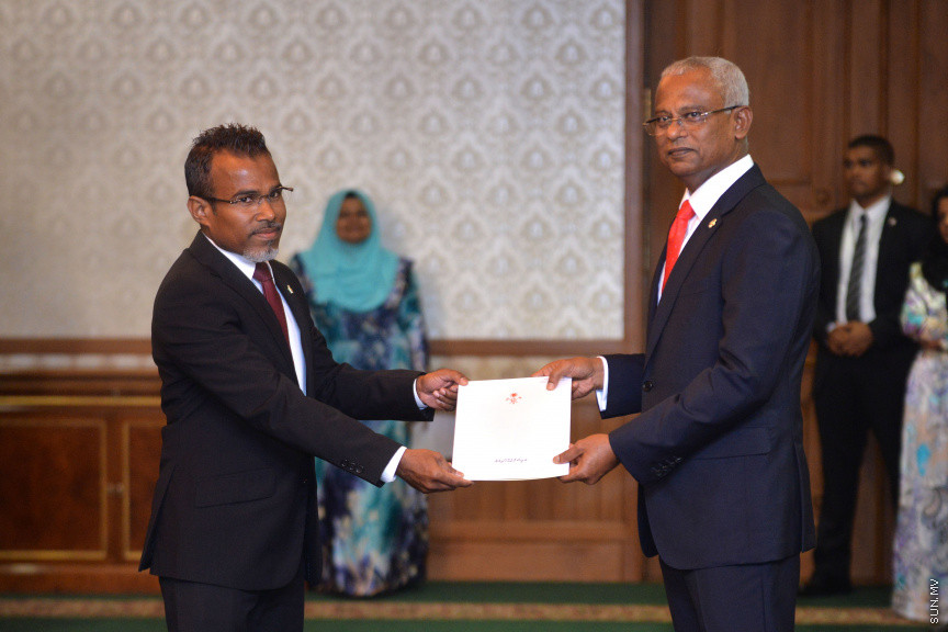 ނޮވެމްބަރ 17، 2018: ރައީސް އިބްރާޙިމް މުހައްމަދު ސޯލިހުގެ ސަރުކާރުގެ ކެބިނެޓް ހުވާކުރުމާއި ރައީސް އޮފީހުގެ ބައެއް މަގާމުތަކަށް ބޭފުޅުން އައްޔަނުކުރުމަށް ރައީސް އޮފީހުގައި ބޭއްވި ރަސްމިއްޔާތު -- ސަން ފޮޓޯ/ އަޙްމަދު އަވްޝަން އިލްޔާސް
