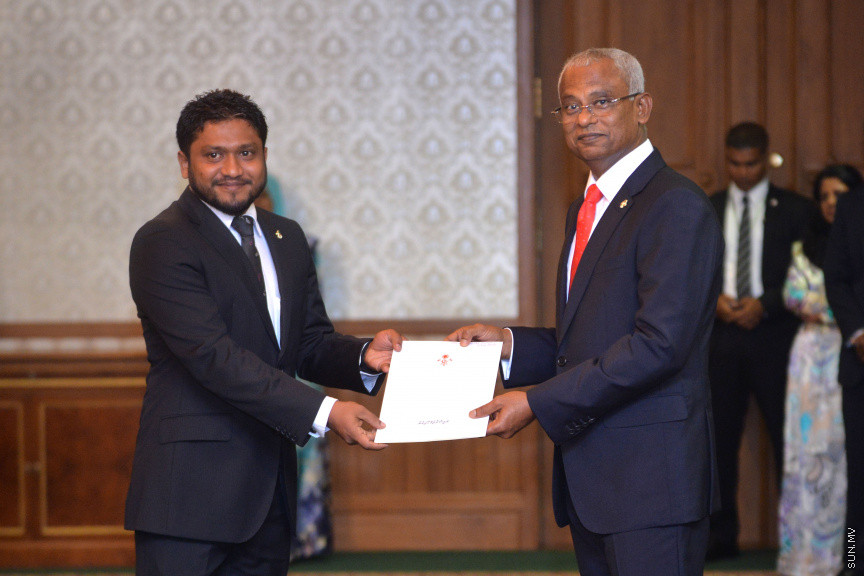 ނޮވެމްބަރ 17، 2018: ރައީސް އިބްރާޙިމް މުހައްމަދު ސޯލިހުގެ ސަރުކާރުގެ ކެބިނެޓް ހުވާކުރުމާއި ރައީސް އޮފީހުގެ ބައެއް މަގާމުތަކަށް ބޭފުޅުން އައްޔަނުކުރުމަށް ރައީސް އޮފީހުގައި ބޭއްވި ރަސްމިއްޔާތު -- ސަން ފޮޓޯ/ އަޙްމަދު އަވްޝަން އިލްޔާސް