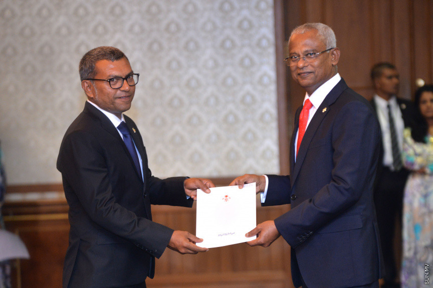 ނޮވެމްބަރ 17، 2018: ރައީސް އިބްރާޙިމް މުހައްމަދު ސޯލިހުގެ ސަރުކާރުގެ ކެބިނެޓް ހުވާކުރުމާއި ރައީސް އޮފީހުގެ ބައެއް މަގާމުތަކަށް ބޭފުޅުން އައްޔަނުކުރުމަށް ރައީސް އޮފީހުގައި ބޭއްވި ރަސްމިއްޔާތު -- ސަން ފޮޓޯ/ އަޙްމަދު އަވްޝަން އިލްޔާސް
