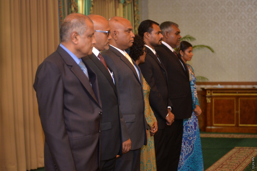 ނޮވެމްބަރ 17، 2018: ރައީސް އިބްރާޙިމް މުހައްމަދު ސޯލިހުގެ ސަރުކާރުގެ ކެބިނެޓް ހުވާކުރުމާއި ރައީސް އޮފީހުގެ ބައެއް މަގާމުތަކަށް ބޭފުޅުން އައްޔަނުކުރުމަށް ރައީސް އޮފީހުގައި ބޭއްވި ރަސްމިއްޔާތު -- ސަން ފޮޓޯ/ އަޙްމަދު އަވްޝަން އިލްޔާސް